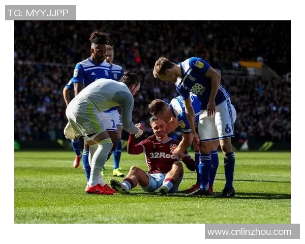 足球巨星与球迷亲密互动现场亲手碰拳引发热烈反响