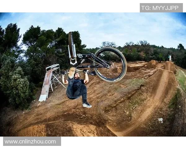 足球巨星极限挑战集锦 赛场内外的巅峰对决与突破